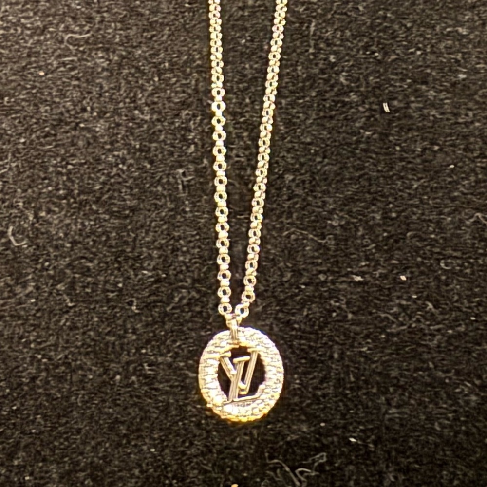 Louis Vuitton Elegant Crystal Pendant Necklace M00759 DP2242 - Picture 5 of 6